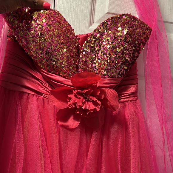 A beautiful BARBIE PINK STRAPLESS DRESS - Picture 7 of 7